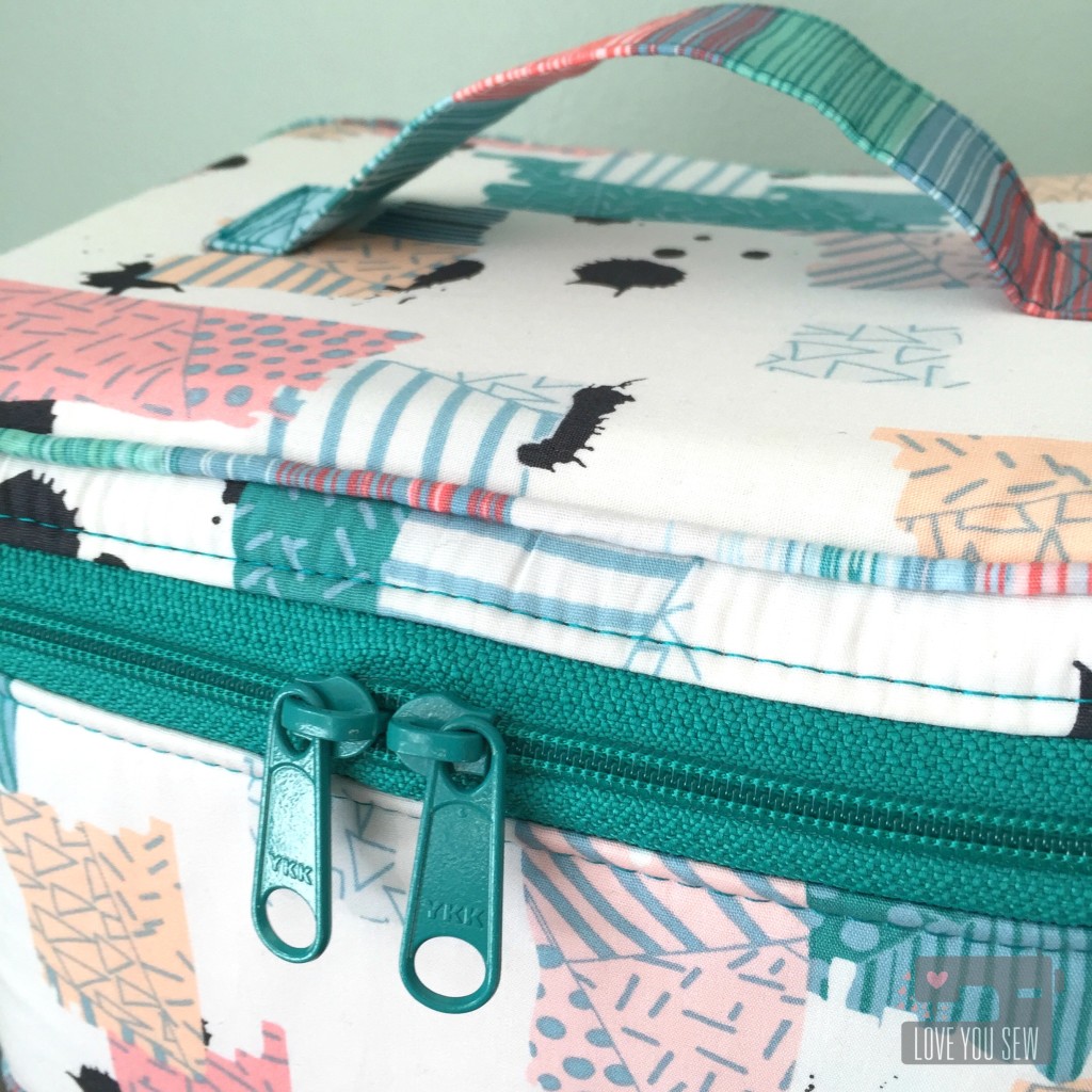 Traincase Front Zipper CloseUp